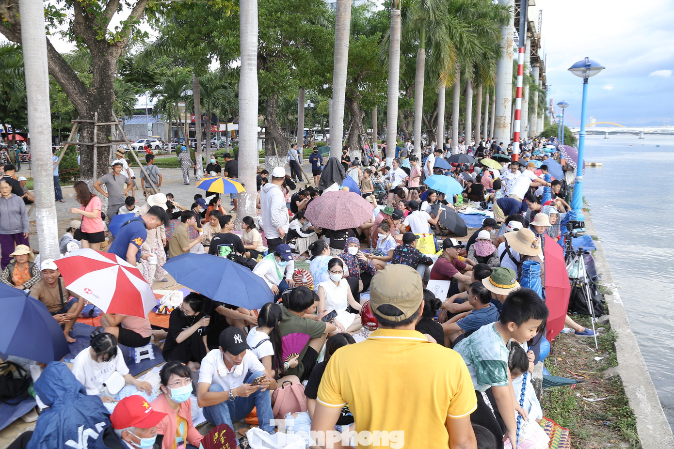 Ghi nhận của phóng viên, chiều 13/7, ngay từ sớm rất đông người dân đã đổ về khu vực diễn ra trận chung kết pháo hoa. Đặc biệt, tại 2 tuyến đường Trần Hưng Đạo, Bạch Đằng và phía trên cầu sông Hàn đều chật kín, nhiều người dân phải chen lấn, “nhích từng chút” mới có chỗ.