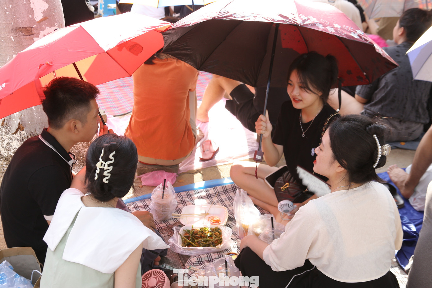 Dù trời nắng nhưng nhiều người vẫn trải bạt, vui vẻ ngồi chờ đến giờ bắn pháo hoa.