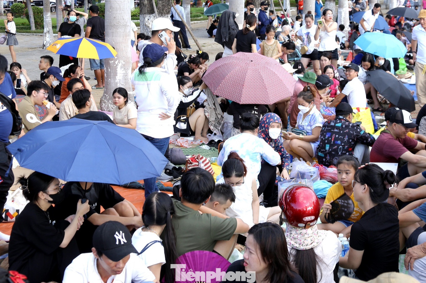 Sức “nóng” của trận chung kết pháo hoa khiến lượng người ùn ùn đổ về rất đông.