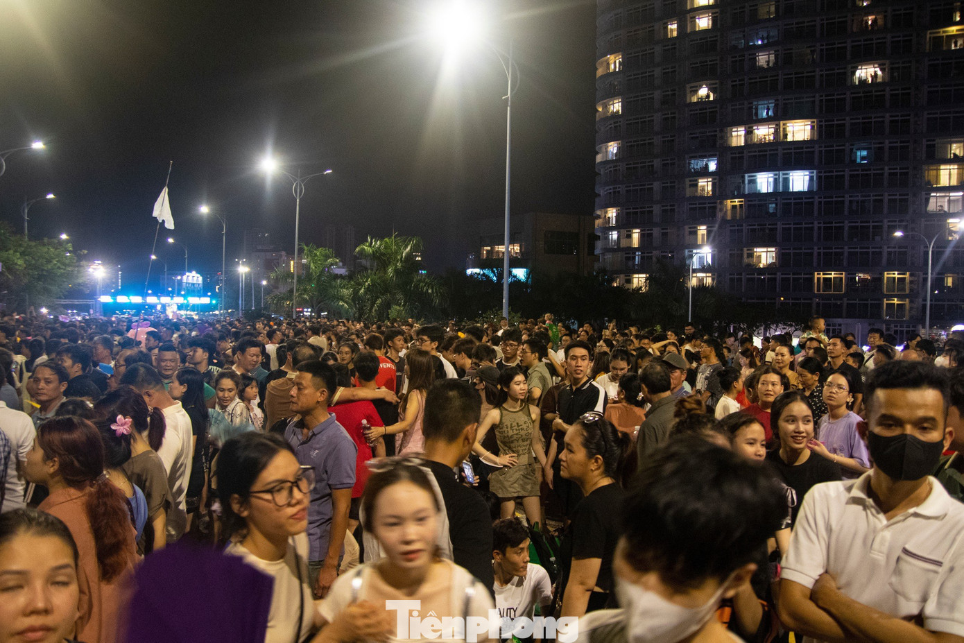 Càng về chiều lượng người đổ về càng đông, phía trên cầu sông Hàn đông nghịt người.