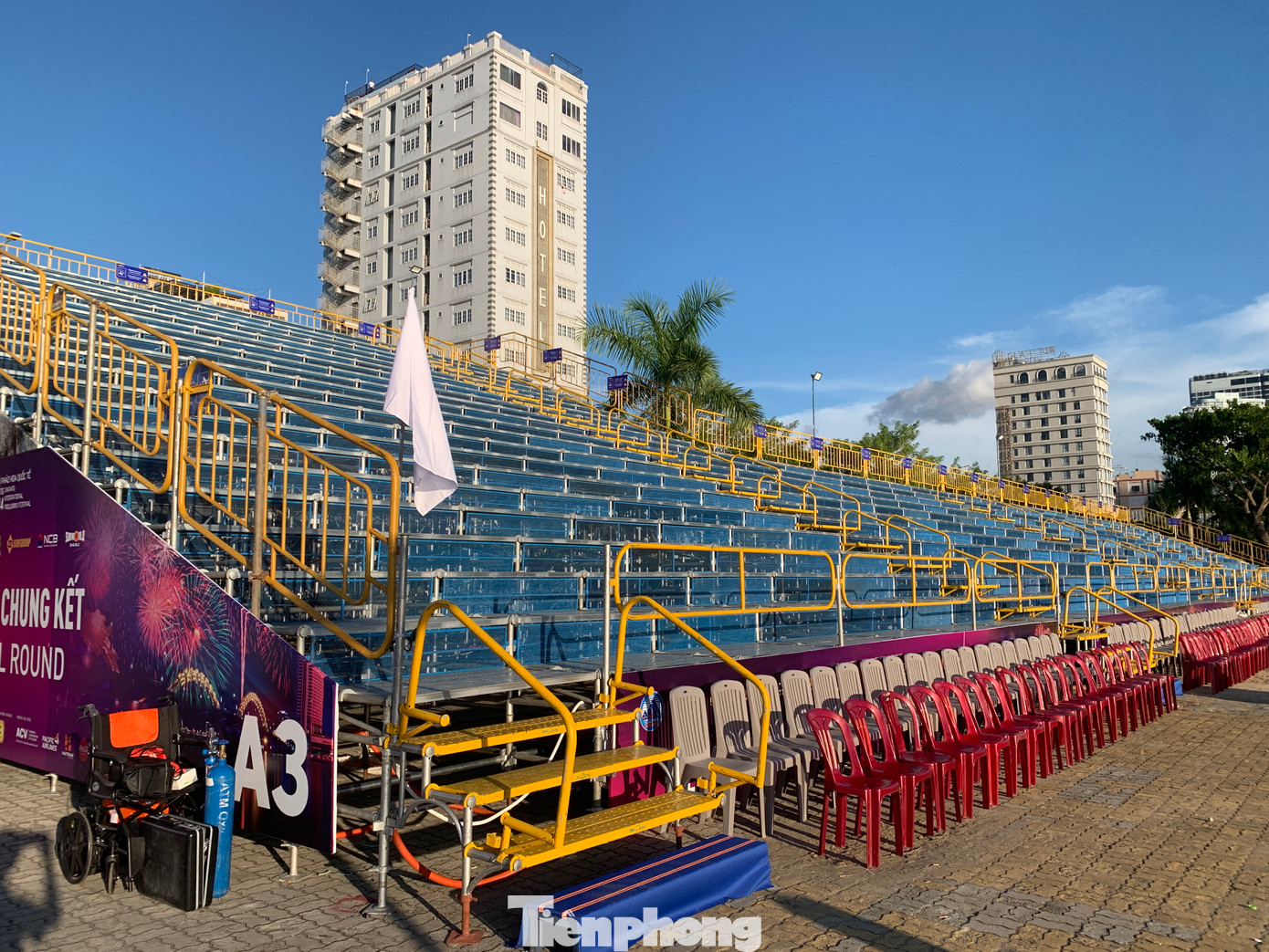 Trước sức nóng từ đêm chung kết, ban tổ chức đã bổ sung thêm 1.600 chỗ ngồi phía Nam khán đài nhưng số lượng vé xem pháo hoa cũng đã bán hết. Dự báo, lượng khách lưu trú đêm chung kết DIFF do các cơ sở lưu trú phục vụ ước khoảng hơn 90.000 khách, trong đó khách quốc tế ước gần 31.000 khách và khách nội địa ước khoảng gần 60.000 khách.