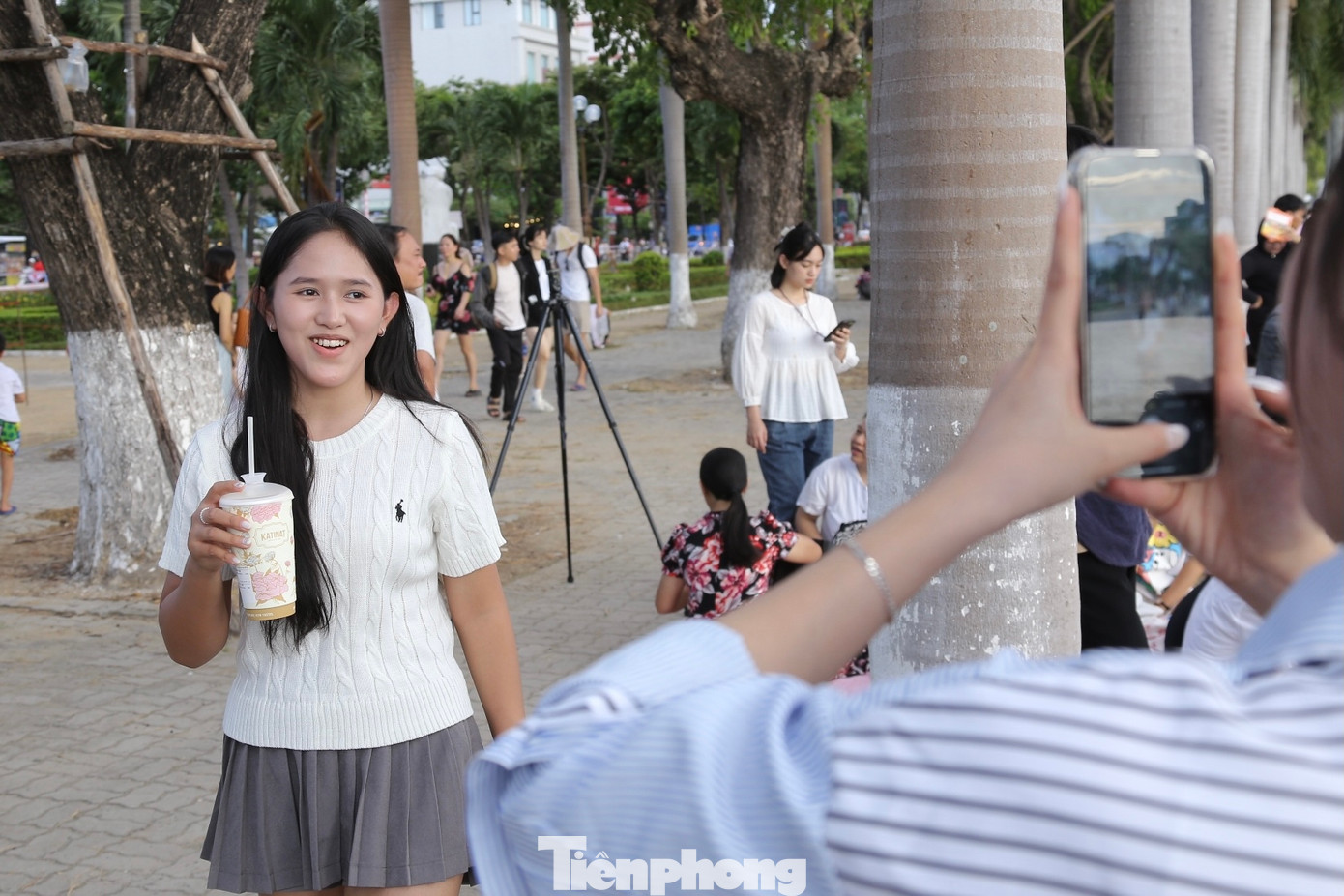 Theo nhiều bạn trẻ, đêm chung kết nếu đến trễ sẽ không còn chỗ lý tưởng để xem pháo hoa nên họ phải đến từ 4 giờ chiều để “giành” chỗ.