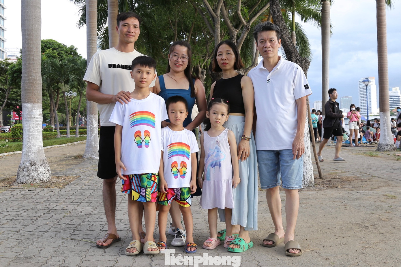 Chị Nguyễn Hà Phương - khách du lịch đến từ TPHCM - cho biết gia đình ra Đà Nẵng cách đây 2 ngày nhưng không thể đặt được phòng khách sạn vì các phòng gần khu vực bắn đã được đặt hết. “Thật sự tôi không thể tin nổi là lượng người đến xem pháo hoa đông như vậy. Gia đình tôi ra Đà Nẵng từ sớm nhưng không thể đặt được phòng và vé để xem pháo hoa nên phải chen chúc ở đây. Đây là lần đầu tiên cả nhà tôi ra đây xem pháo hoa nên ai cũng háo hức, mong đợi xem tận mắt sẽ như thế nào vì lâu nay chỉ xem trên điện thoại”, chị Phương nói.