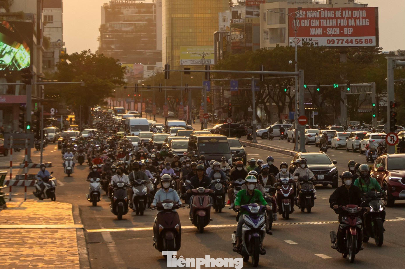 Càng về chiều lượng người đổ về càng đông, phía trên cầu sông Hàn đông nghịt người.