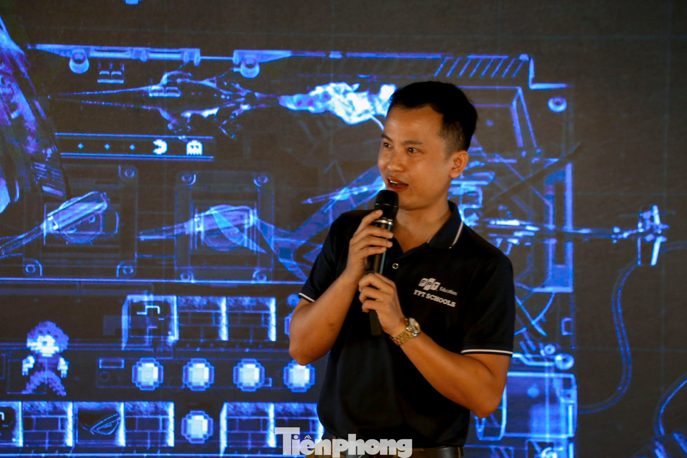 Ông Nguyễn Quang Vũ - Thành viên Hội đồng công nghệ FSchools Việt Nam trình bày về ứng dụng AI cho các bạn trẻ. Ông Nguyễn Quang Vũ - Thành viên Hội đồng công nghệ FSchools Việt Nam trình bày về ứng dụng AI cho các bạn trẻ.
