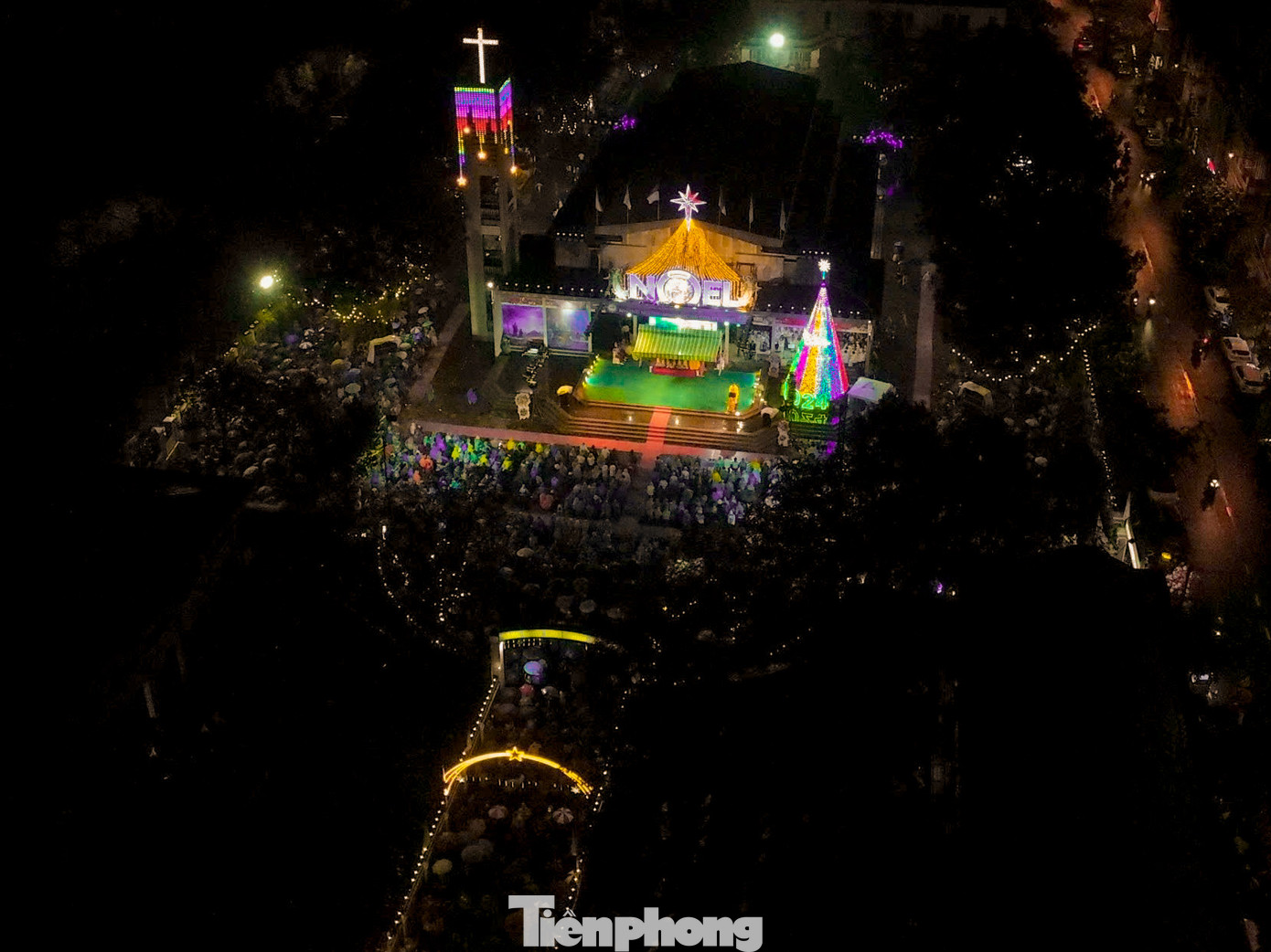 Ghi nhận của Tiền Phong, dù thời tiết có mưa nhưng tại nhà thờ Hòa Khánh (quận Liên Chiểu), hàng nghìn người dân đã có mặt từ rất sớm để dự lễ mừng Chúa Giáng sinh trong tối 24/12.