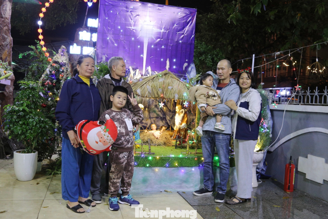 Dù trời mưa, nhiều gia đình vẫn đưa con đến các nhà thờ vui chơi, chụp ảnh lưu niệm trong ngày lễ Noel.