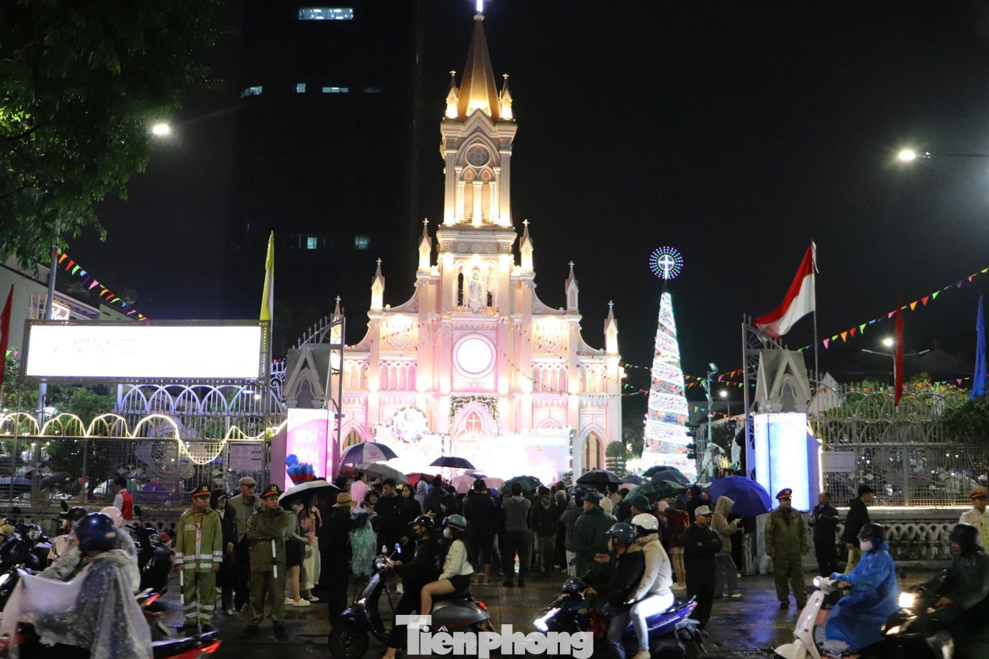 Tại nhà thờ Chính tòa Đà Nẵng (quận Hải Châu) và Giáo xứ Cồn Dầu (quận Cẩm Lệ), các nhà dân xung quanh khu vực đều trang trí đèn lung linh. Từ chiều tối, rất đông người đã tìm đến nhà thờ. Trong đêm mưa lạnh, giữa sân nhà thờ vẫn đông người che ô dự lễ.