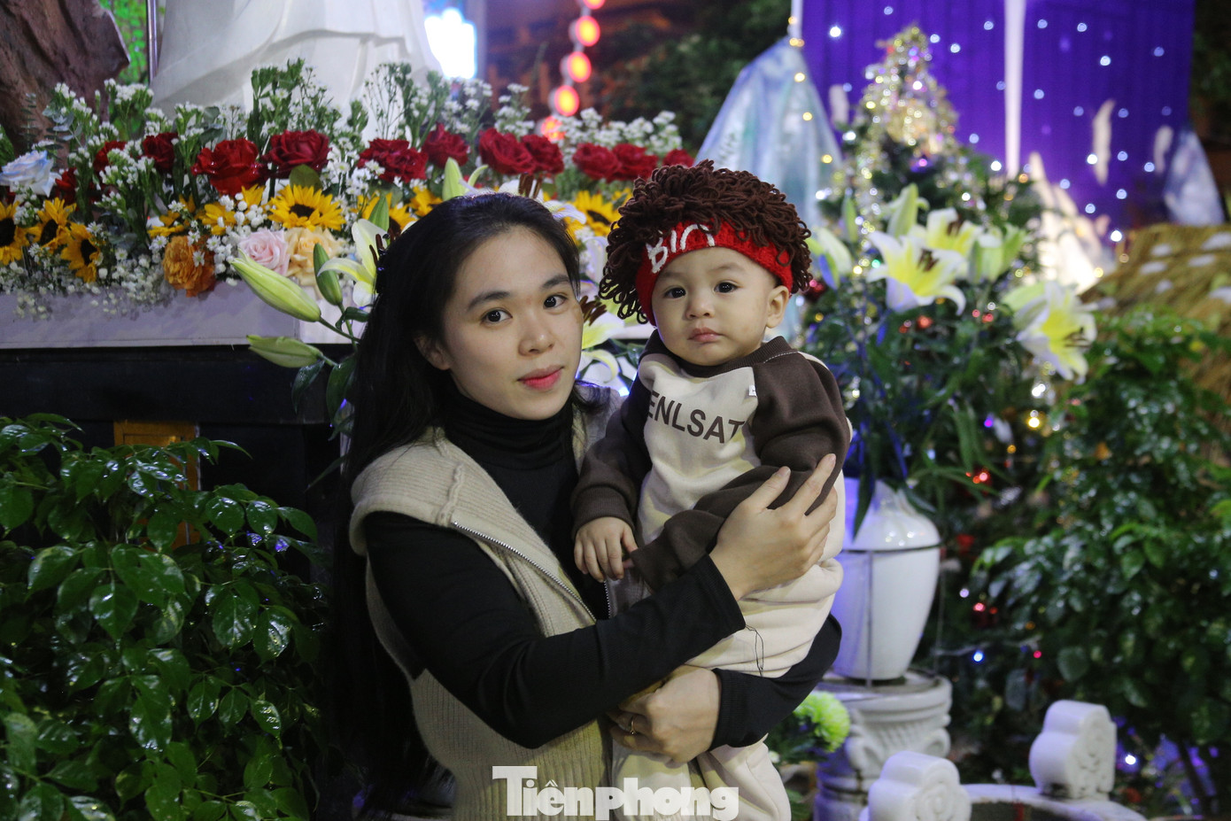 Chị Nguyễn Khánh (trú quận Liên Chiểu) chia sẻ: “Mỗi năm tôi đều dẫn gia đình đến nhà thờ để chụp ảnh và tận hưởng không khí Giáng sinh. Năm nay, giáo xứ trang hoàng rất lộng lẫy và lung linh".