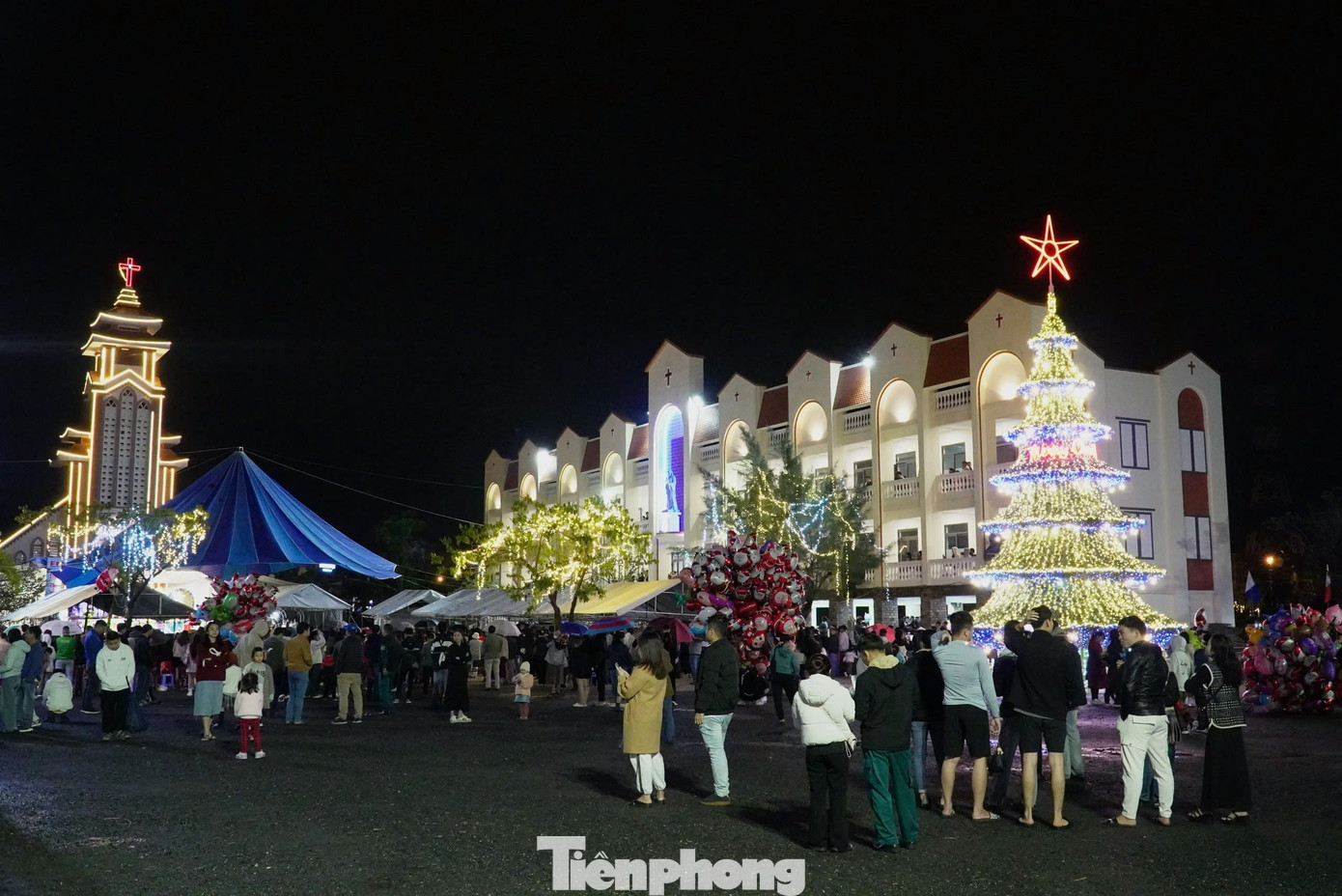 Tại nhà thờ Chính tòa Đà Nẵng (quận Hải Châu) và Giáo xứ Cồn Dầu (quận Cẩm Lệ), các nhà dân xung quanh khu vực đều trang trí đèn lung linh. Từ chiều tối, rất đông người đã tìm đến nhà thờ. Trong đêm mưa lạnh, giữa sân nhà thờ vẫn đông người che ô dự lễ.