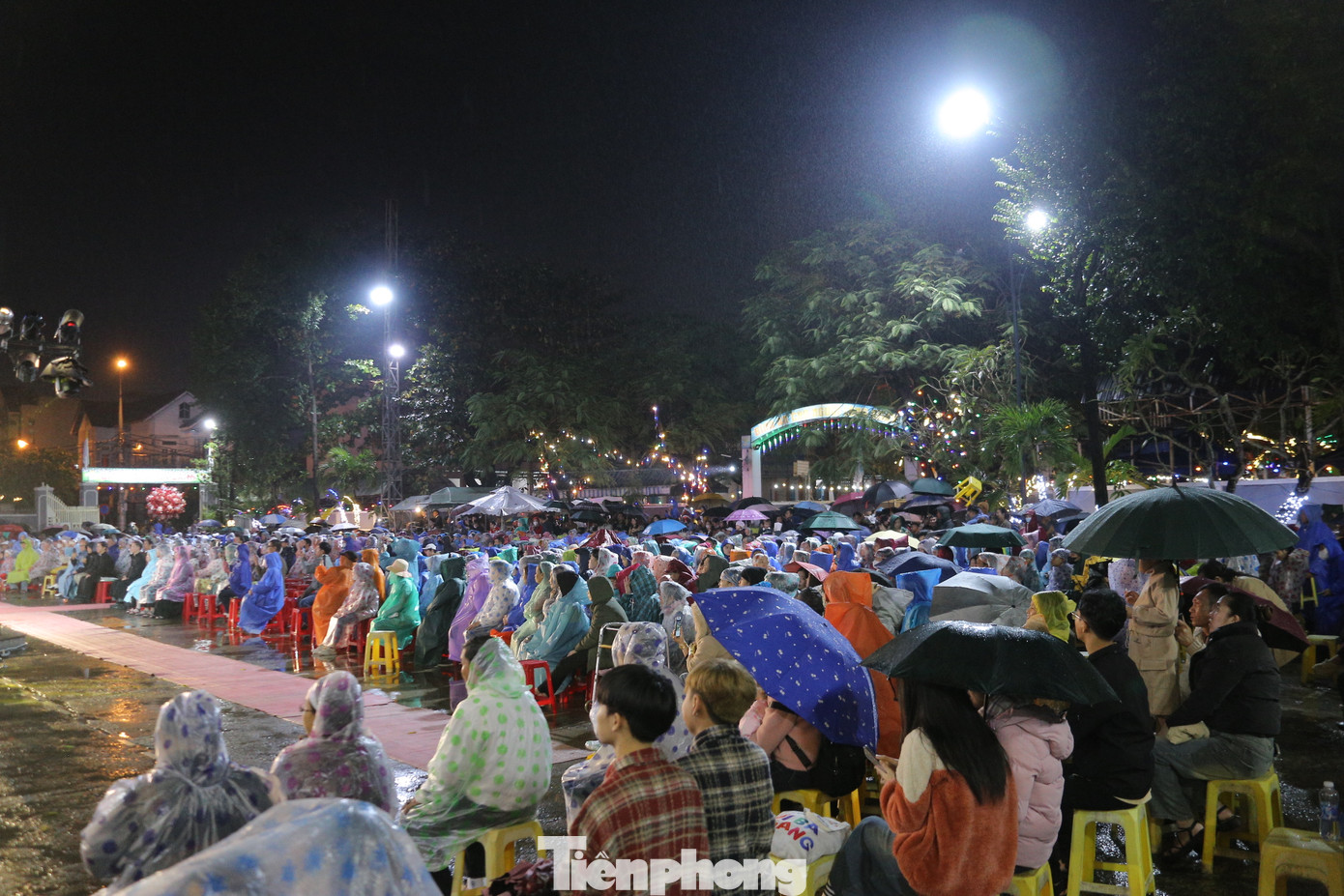 Hàng nghìn giáo dân ngồi dưới mưa dự lễ.