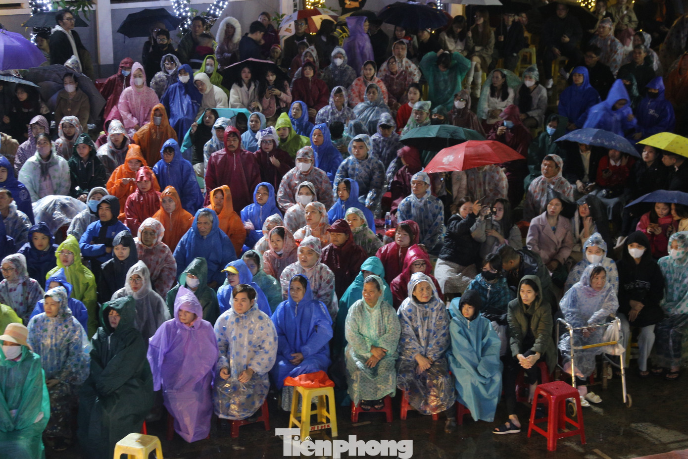 Hàng nghìn giáo dân ngồi dưới mưa dự lễ.