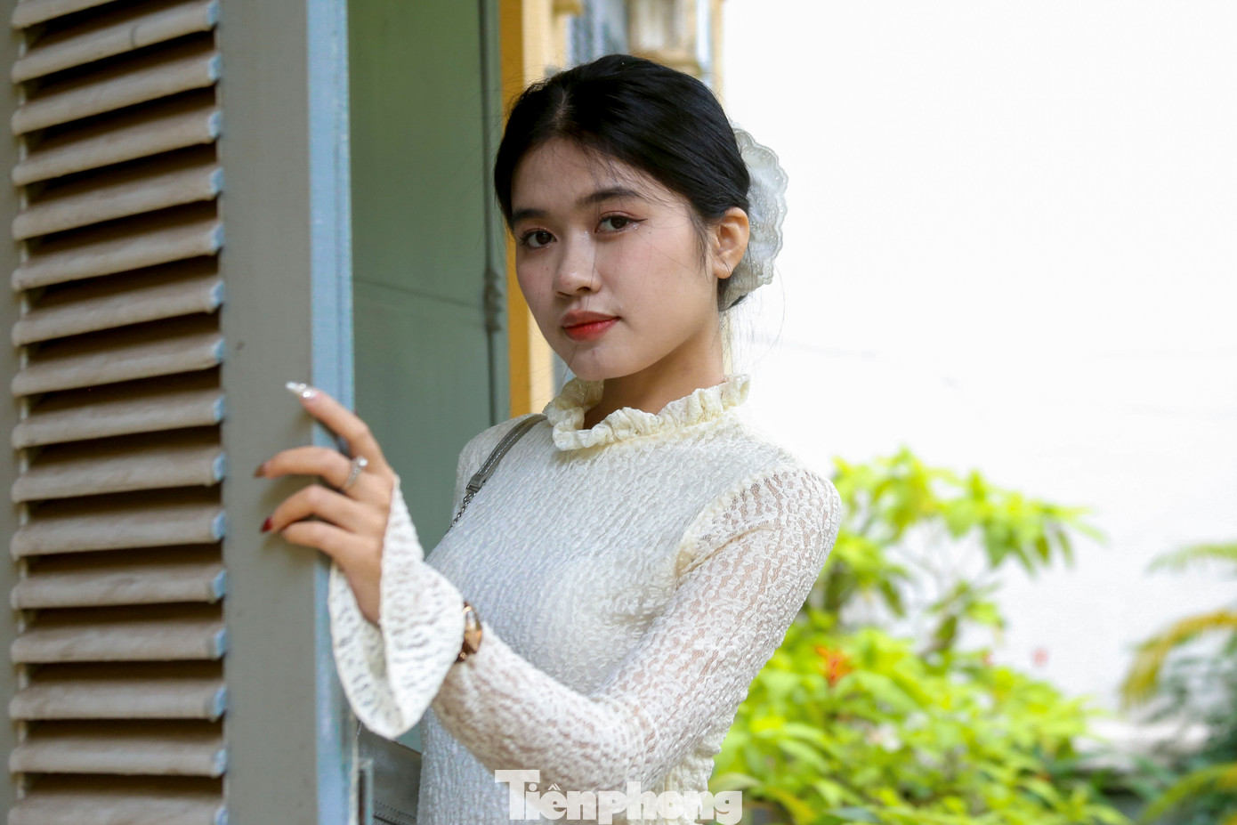 "Ngôi nhà cổ có rất nhiều góc chụp ảnh đẹp, là điểm đến cực kỳ hấp dẫn giới trẻ, đặc biệt là các bạn Gen Z như em. Đến đây thỏa thích tạo dáng, chụp hình với nét cổ kính của ngôi nhà, tạo ra nhiều bức ảnh lạ mắt, độc đáo", bạn Nguyễn Thị Ái Mỹ - sinh viên Trường ĐH Duy Tân cho biết. "Ngôi nhà cổ có rất nhiều góc chụp ảnh đẹp, là điểm đến cực kỳ hấp dẫn giới trẻ, đặc biệt là các bạn Gen Z như em. Đến đây thỏa thích tạo dáng, chụp hình với nét cổ kính của ngôi nhà, tạo ra nhiều bức ảnh lạ mắt, độc đáo", bạn Nguyễn Thị Ái Mỹ - sinh viên Trường ĐH Duy Tân cho biết.