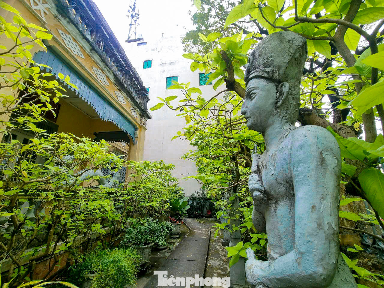 Sau hơn 1 thế kỷ và trải qua bao thăng trầm, đến nay ngôi nhà vẫn giữ nguyên vẹn nét kiến trúc độc đáo, với 3 lớp cửa và các chi tiết mang đậm phong cách Tây. Sau hơn 1 thế kỷ và trải qua bao thăng trầm, đến nay ngôi nhà vẫn giữ nguyên vẹn nét kiến trúc độc đáo, với 3 lớp cửa và các chi tiết mang đậm phong cách Tây.