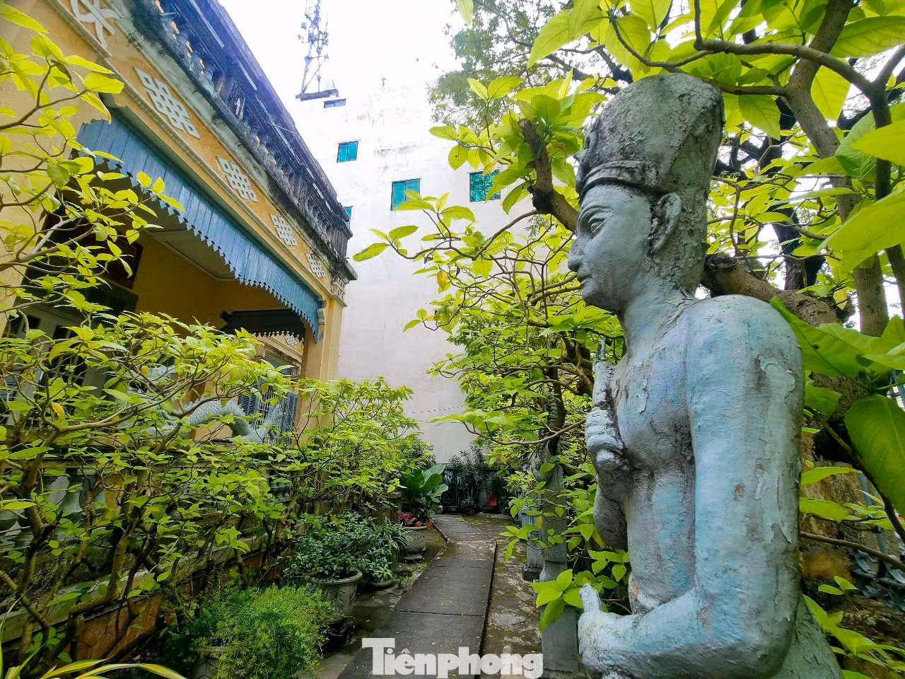Sau hơn 1 thế kỷ và trải qua bao thăng trầm, đến nay ngôi nhà vẫn giữ nguyên vẹn nét kiến trúc độc đáo, với 3 lớp cửa và các chi tiết mang đậm phong cách Tây.