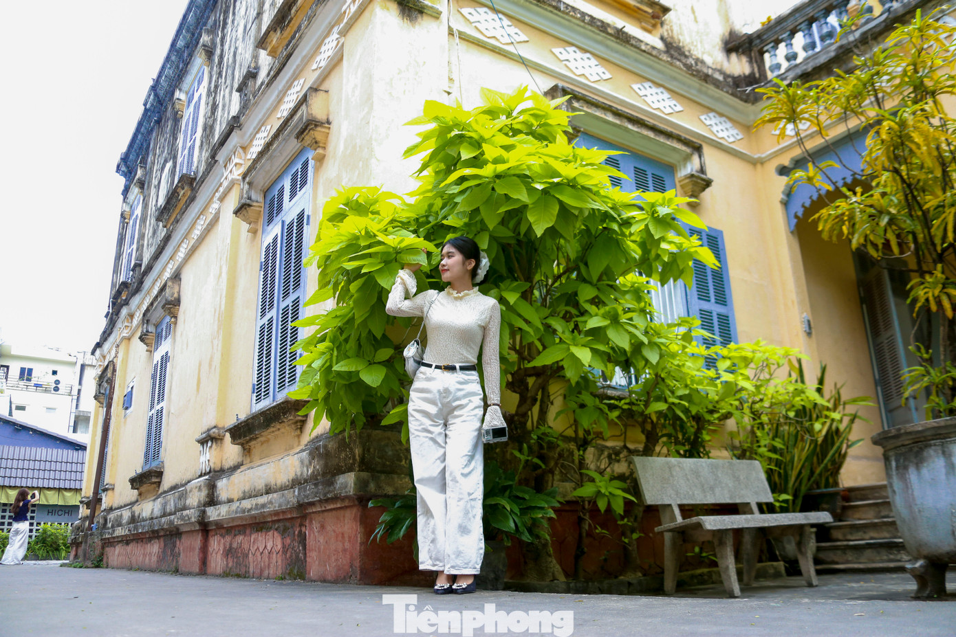 Đây cũng là nơi thu hút những sinh viên học ngành thiết kế, kiến trúc vì ngôi nhà mang đậm kiến trúc Pháp. Chủ nhà cho hay ngôi nhà đã xây dựng hơn 100 năm, hồi đó phải vận chuyển xi măng, sắt thép từ Pháp về và làm nhiều năm mới xong. Ngôi nhà đã truyền qua 3 thế hệ, chứa đựng giá trị văn hóa, lịch sử lâu đời. Dù trải qua hàng trăm năm nhưng đến nay, ngôi nhà vẫn không hư hại gì. Đây cũng là nơi thu hút những sinh viên học ngành thiết kế, kiến trúc vì ngôi nhà mang đậm kiến trúc Pháp. Chủ nhà cho hay ngôi nhà đã xây dựng hơn 100 năm, hồi đó phải vận chuyển xi măng, sắt thép từ Pháp về và làm nhiều năm mới xong. Ngôi nhà đã truyền qua 3 thế hệ, chứa đựng giá trị văn hóa, lịch sử lâu đời. Dù trải qua hàng trăm năm nhưng đến nay, ngôi nhà vẫn không hư hại gì.