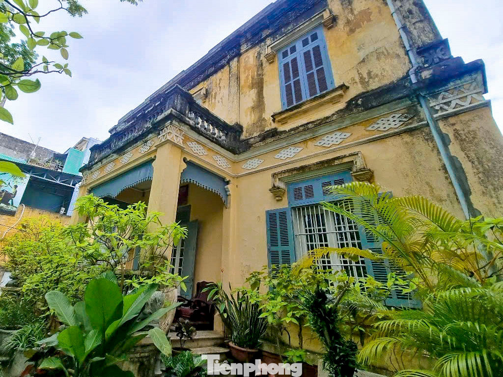 Ngôi nhà trăm năm tuổi nằm trên đường Trần Quốc Toản (quận Hải Châu) có hai tầng, vẫn nguyên vẹn lối kiến trúc cũ. Bên ngoài, ngôi nhà đồ sộ đã bạc màu sơn, rêu phong phủ bám càng tăng thêm nét cổ kính. Ngôi nhà trăm năm tuổi nằm trên đường Trần Quốc Toản (quận Hải Châu) có hai tầng, vẫn nguyên vẹn lối kiến trúc cũ. Bên ngoài, ngôi nhà đồ sộ đã bạc màu sơn, rêu phong phủ bám càng tăng thêm nét cổ kính.