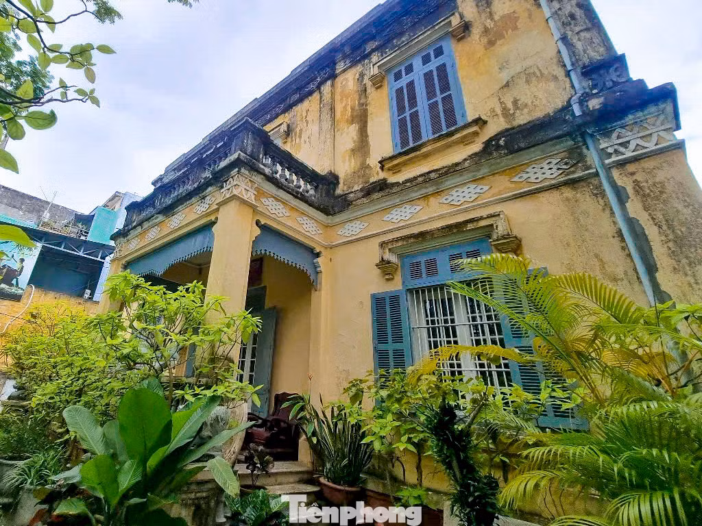Ngôi nhà trăm năm tuổi nằm trên đường Trần Quốc Toản (quận Hải Châu) có hai tầng, vẫn nguyên vẹn lối kiến trúc cũ. Bên ngoài, ngôi nhà đồ sộ đã bạc màu sơn, rêu phong phủ bám càng tăng thêm nét cổ kính.