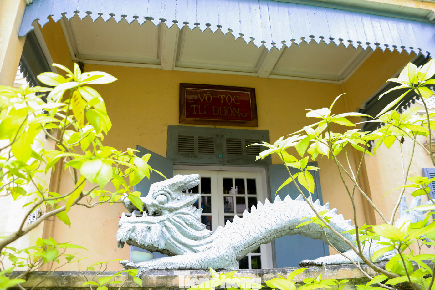 Sau hơn 1 thế kỷ và trải qua bao thăng trầm, đến nay ngôi nhà vẫn giữ nguyên vẹn nét kiến trúc độc đáo, với 3 lớp cửa và các chi tiết mang đậm phong cách Tây. Sau hơn 1 thế kỷ và trải qua bao thăng trầm, đến nay ngôi nhà vẫn giữ nguyên vẹn nét kiến trúc độc đáo, với 3 lớp cửa và các chi tiết mang đậm phong cách Tây.