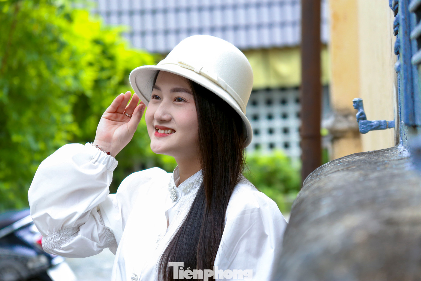 Bạn Thu Yến (trú quận Cẩm Lệ) cho biết: "Đây là lần đầu tiên tôi đặt chân đến ngôi nhà cổ trăm năm tuổi giữa lòng Đà Nẵng. Những bức tường cũ kỹ, mái ngói xưa, và những khung cửa sổ gỗ mang vẻ đẹp cổ kính, in dấu thời gian rất đẹp." Bạn Thu Yến (trú quận Cẩm Lệ) cho biết: "Đây là lần đầu tiên tôi đặt chân đến ngôi nhà cổ trăm năm tuổi giữa lòng Đà Nẵng. Những bức tường cũ kỹ, mái ngói xưa, và những khung cửa sổ gỗ mang vẻ đẹp cổ kính, in dấu thời gian rất đẹp."