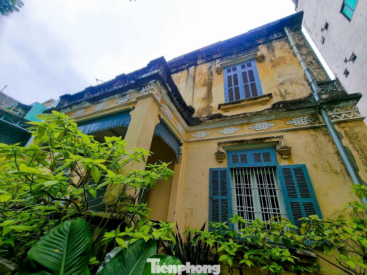 Sau hơn 1 thế kỷ và trải qua bao thăng trầm, đến nay ngôi nhà vẫn giữ nguyên vẹn nét kiến trúc độc đáo, với 3 lớp cửa và các chi tiết mang đậm phong cách Tây. Sau hơn 1 thế kỷ và trải qua bao thăng trầm, đến nay ngôi nhà vẫn giữ nguyên vẹn nét kiến trúc độc đáo, với 3 lớp cửa và các chi tiết mang đậm phong cách Tây.