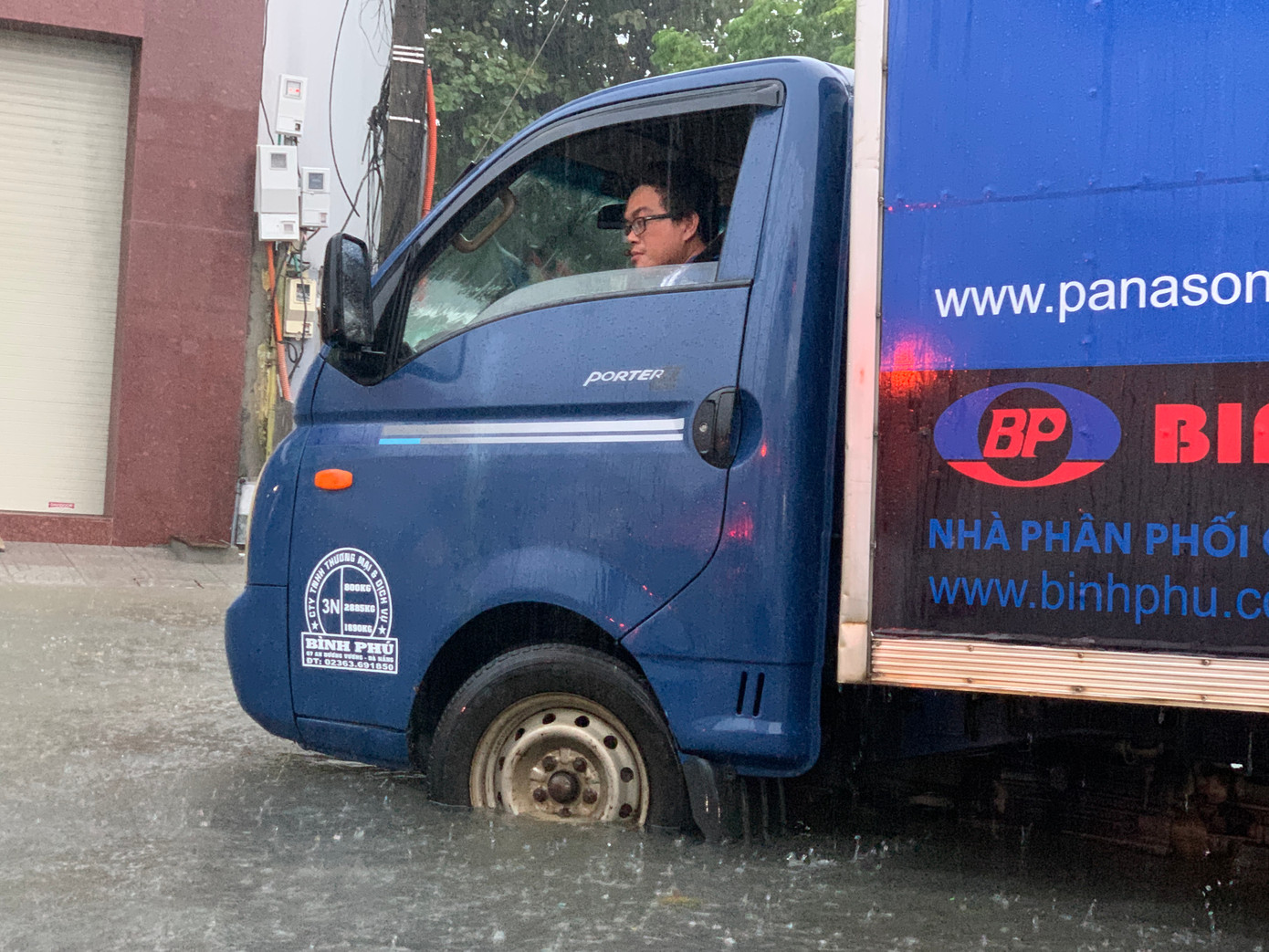 Một tài xế xe tải cho xe lên vỉa hè cao chờ nước rút. Một tài xế xe tải cho xe lên vỉa hè cao chờ nước rút.