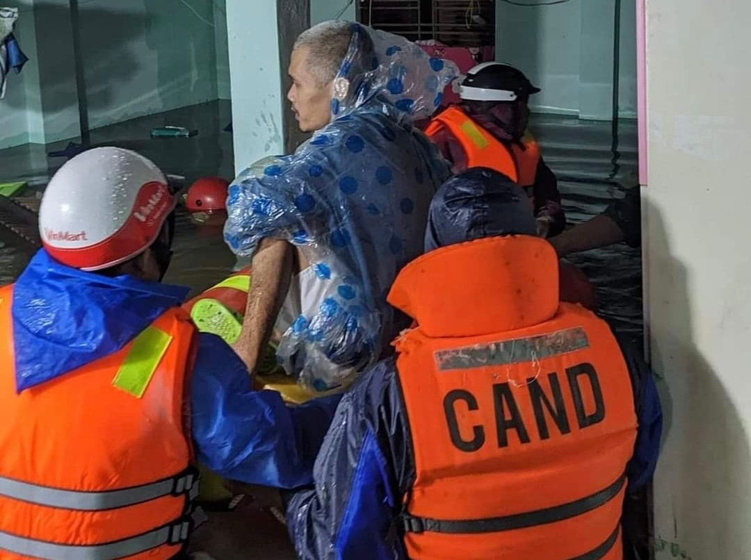 Trong đêm, Công an phường Hòa Minh cùng lực lượng bảo vệ dân phố, dân phòng đã kịp thời ứng cứu 1 hộ dân gồm 3 người tại ngã ba Đồng Xoài - Nguyễn Đình Tứ ra khỏi vùng nguy hiểm đến nơi an toàn.