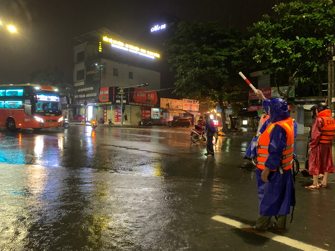 Anh Nguyễn Thanh Sơn, bảo vệ của phường Hòa Minh phân luồng, hướng dẫn xe không di chuyển qua các đoạn bị ngập. “Nhiều đoạn bị ngập sâu không thể đi được nhưng nhiều người không biết vẫn lao xe vào, rất nguy hiểm. Chúng tôi bố trí anh em canh đến khi nào nước rút mới cho người dân cũng như phương tiện đi qua để đảm bảo an toàn”, anh Sơn nói.