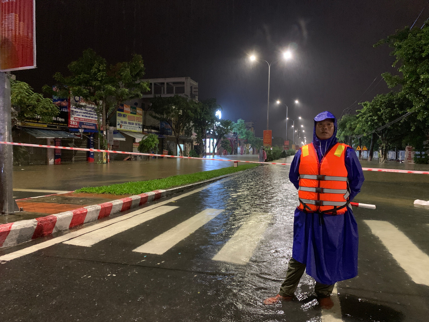 Trời khuya, đường phố vắng người nhưng các lực lượng vẫn đứng canh để đảm bảo an toàn trên tuyến đường đã bị nước ngập.