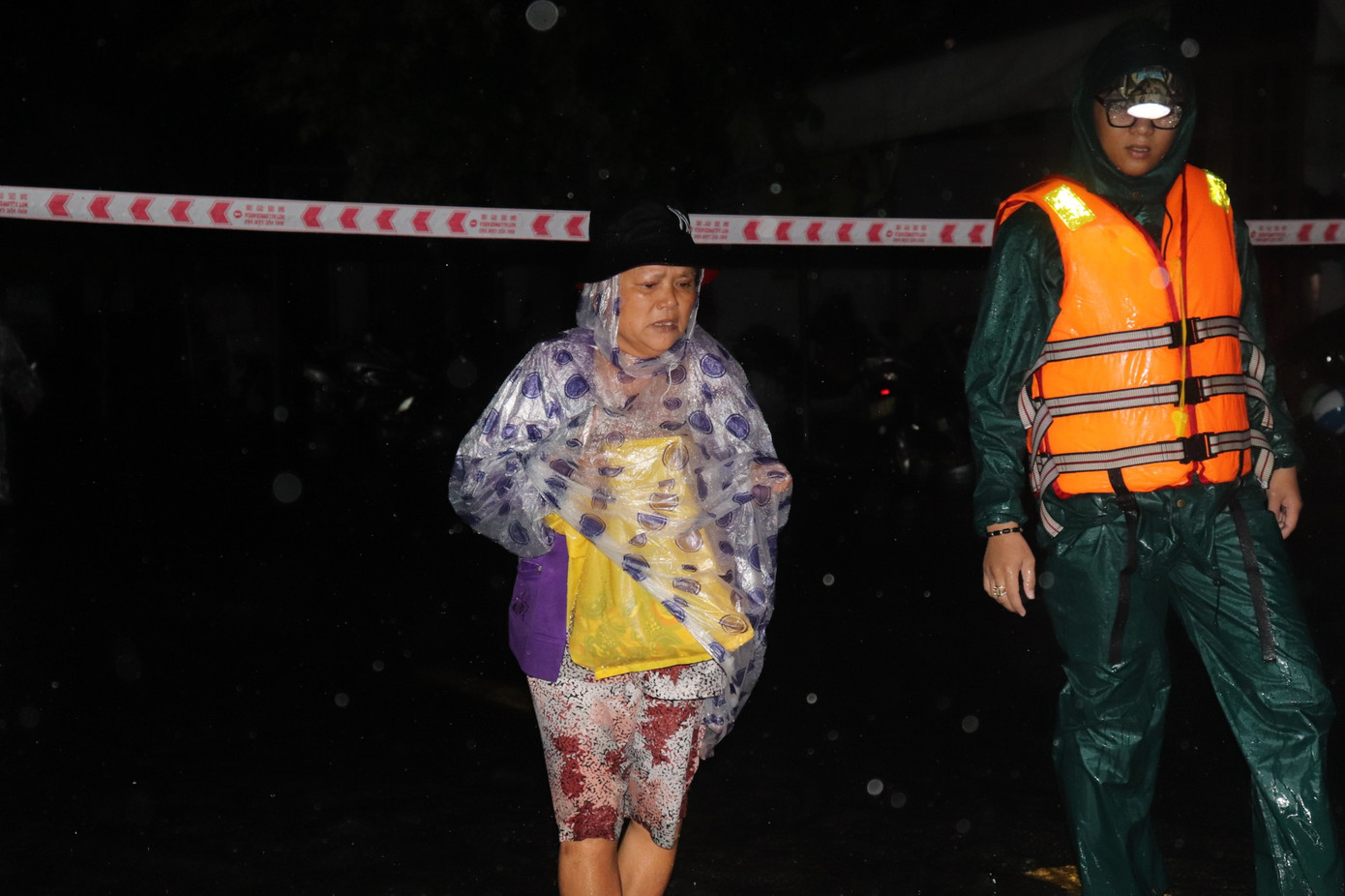 Các tuyến đường Tôn Đức Thắng, Mẹ Suốt, Hoàng Văn Thái được xem là trung tâm vùng ngập lụt, ngập sâu trong nước, nhiều người dân phải sơ tán trong đêm.