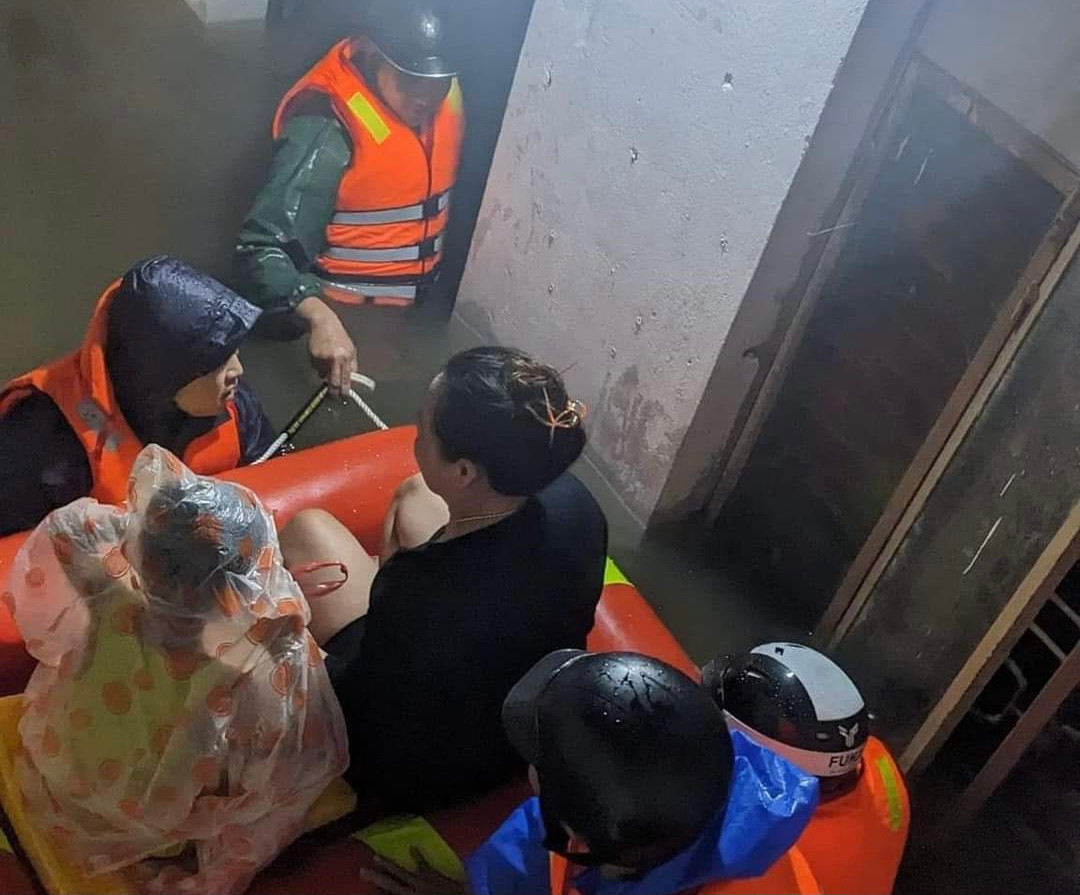 Dầm mình trong nước lạnh, lực lượng công an kịp thời đưa người dân vùng bị ngập đến nơi an toàn.