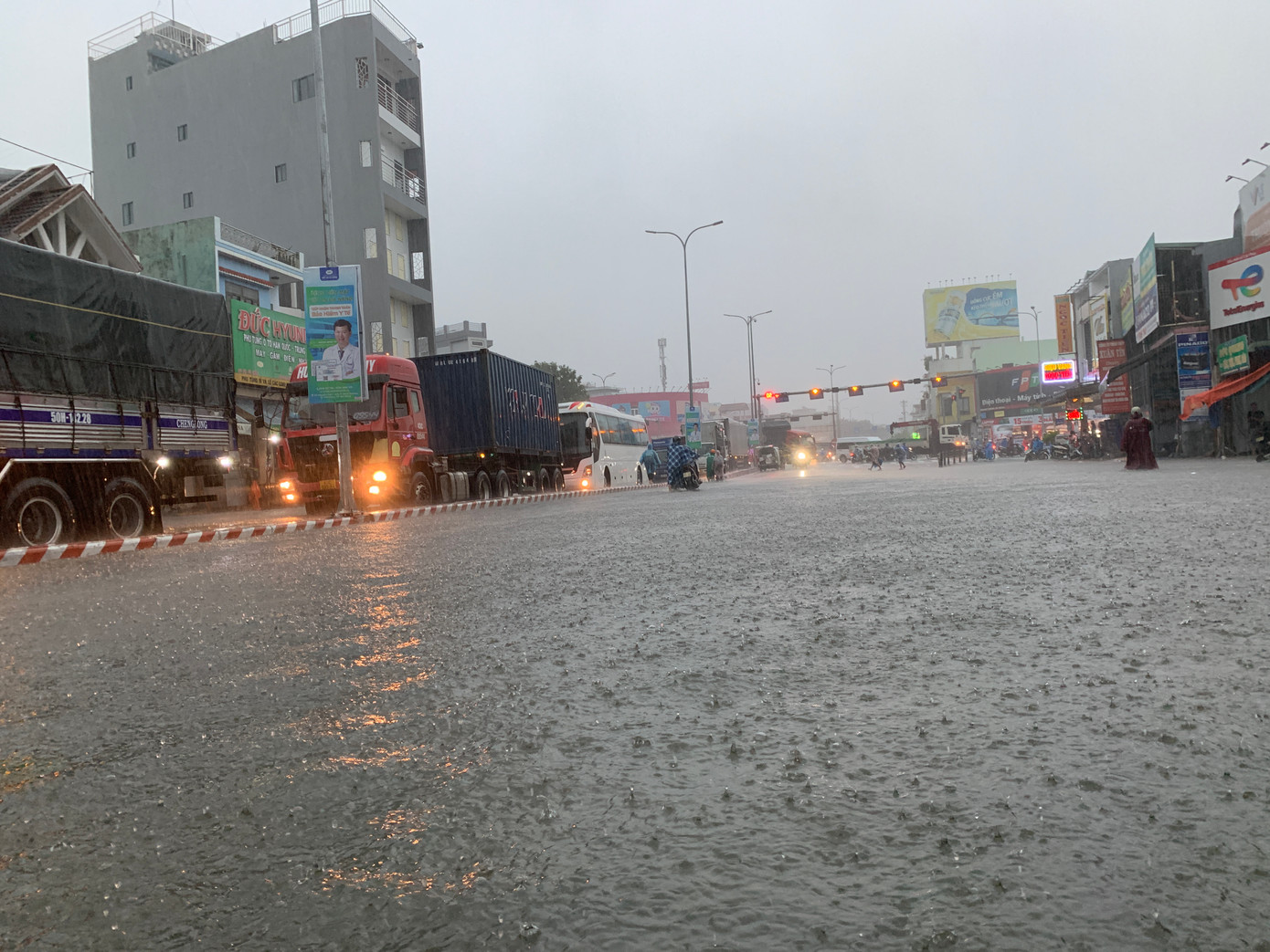 Khoảng 16h ngày 13/10, mưa lớn kéo dài đã gây ngập cục bộ trên các tuyến đường ở thành phố Đà Nẵng như: Tôn Đức Thắng, Điện Biên Phủ, Nam Trân... Nhiều phương tiện lưu thông phải quay đầu, xe cộ ùn tắc. (Ảnh: Duy Quốc) Khoảng 16h ngày 13/10, mưa lớn kéo dài đã gây ngập cục bộ trên các tuyến đường ở thành phố Đà Nẵng như: Tôn Đức Thắng, Điện Biên Phủ, Nam Trân... Nhiều phương tiện lưu thông phải quay đầu, xe cộ ùn tắc. (Ảnh: Duy Quốc)