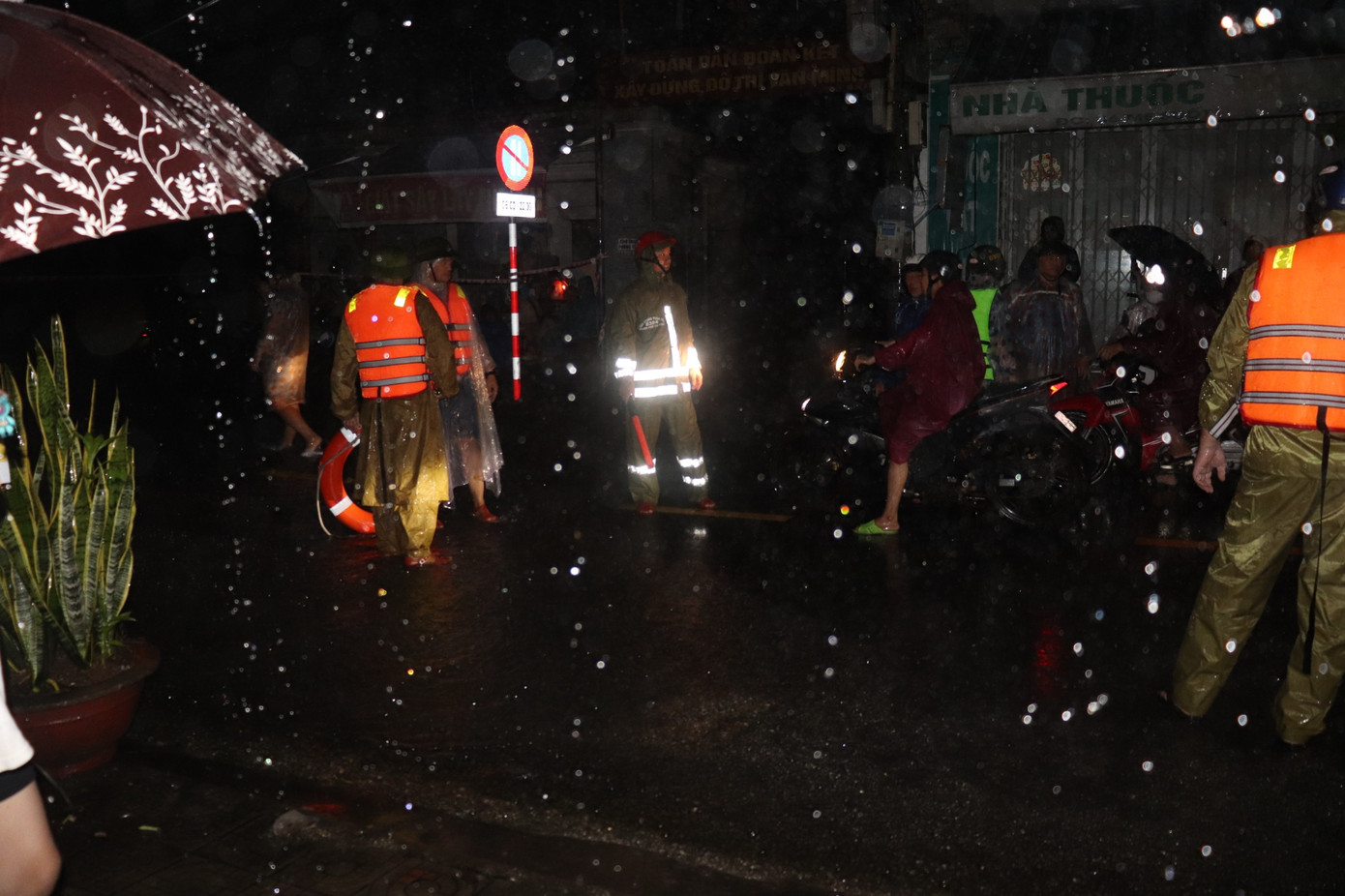 Tại đầu đường Mẹ Suốt giao với đường Phạm Như Xương (quận Liên Chiểu), được xem là tâm điểm của vùng lũ, lực lượng chức năng sớm có mặt để di dời khẩn cấp người dân đến nơi an toàn.