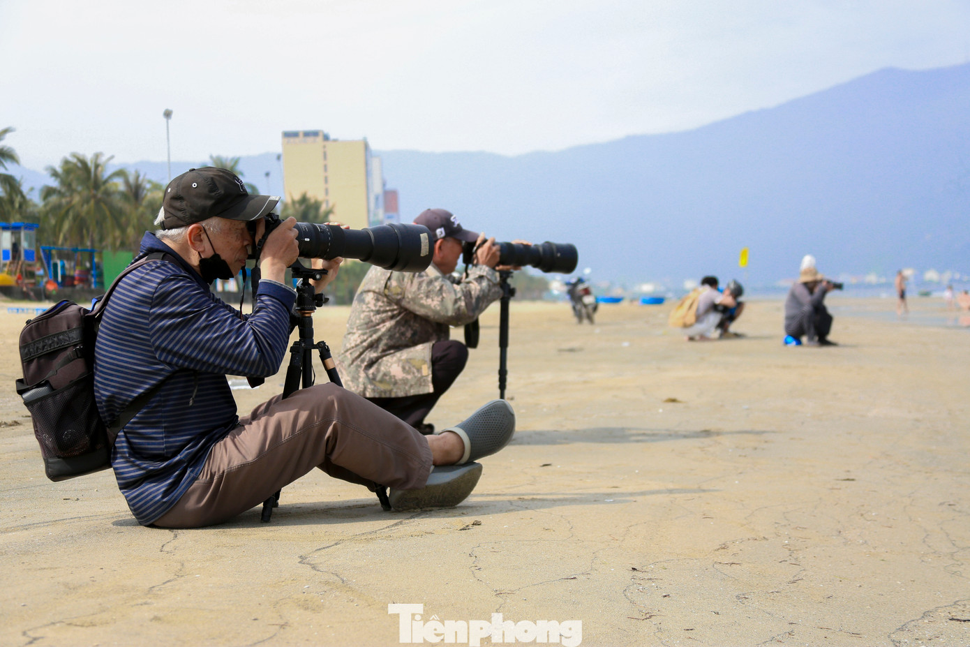 Khi nghe tin có chim rẽ lớn ngực đốm dừng chân tại bãi biển, các nhiếp ảnh gia đã lặng lẽ tìm đến phục kích để săn được những bức ảnh đẹp. Khi nghe tin có chim rẽ lớn ngực đốm dừng chân tại bãi biển, các nhiếp ảnh gia đã lặng lẽ tìm đến phục kích để săn được những bức ảnh đẹp.