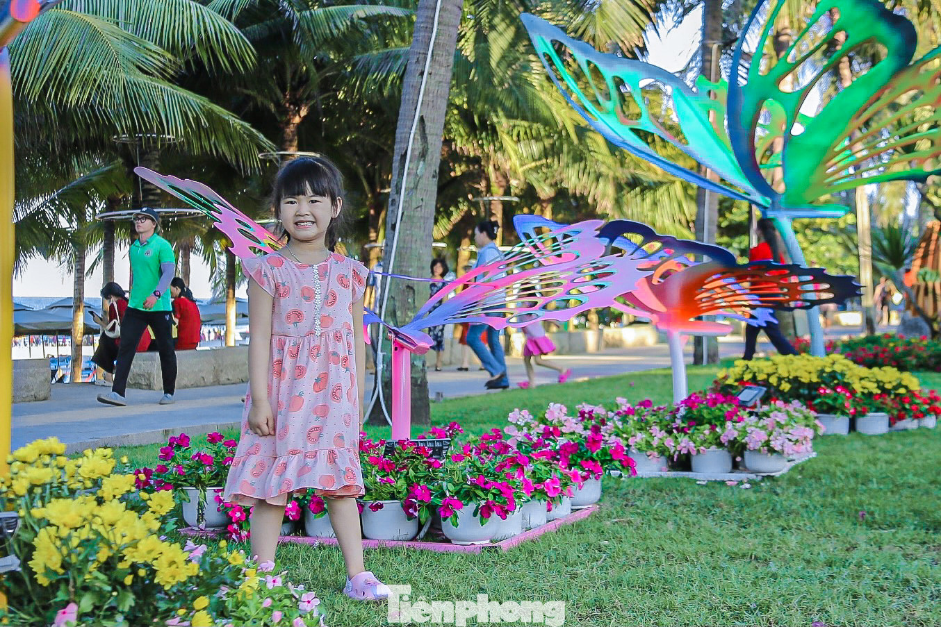 Các em nhỏ thích thú khi được chụp hình.