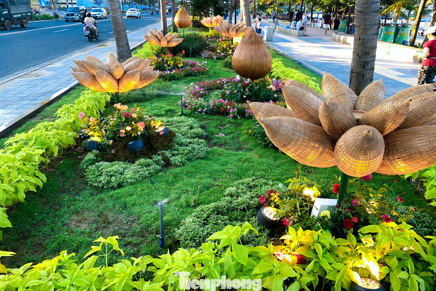 Các mô hình trang trí được thiết kế từ mây tre độc đáo, lạ mắt.