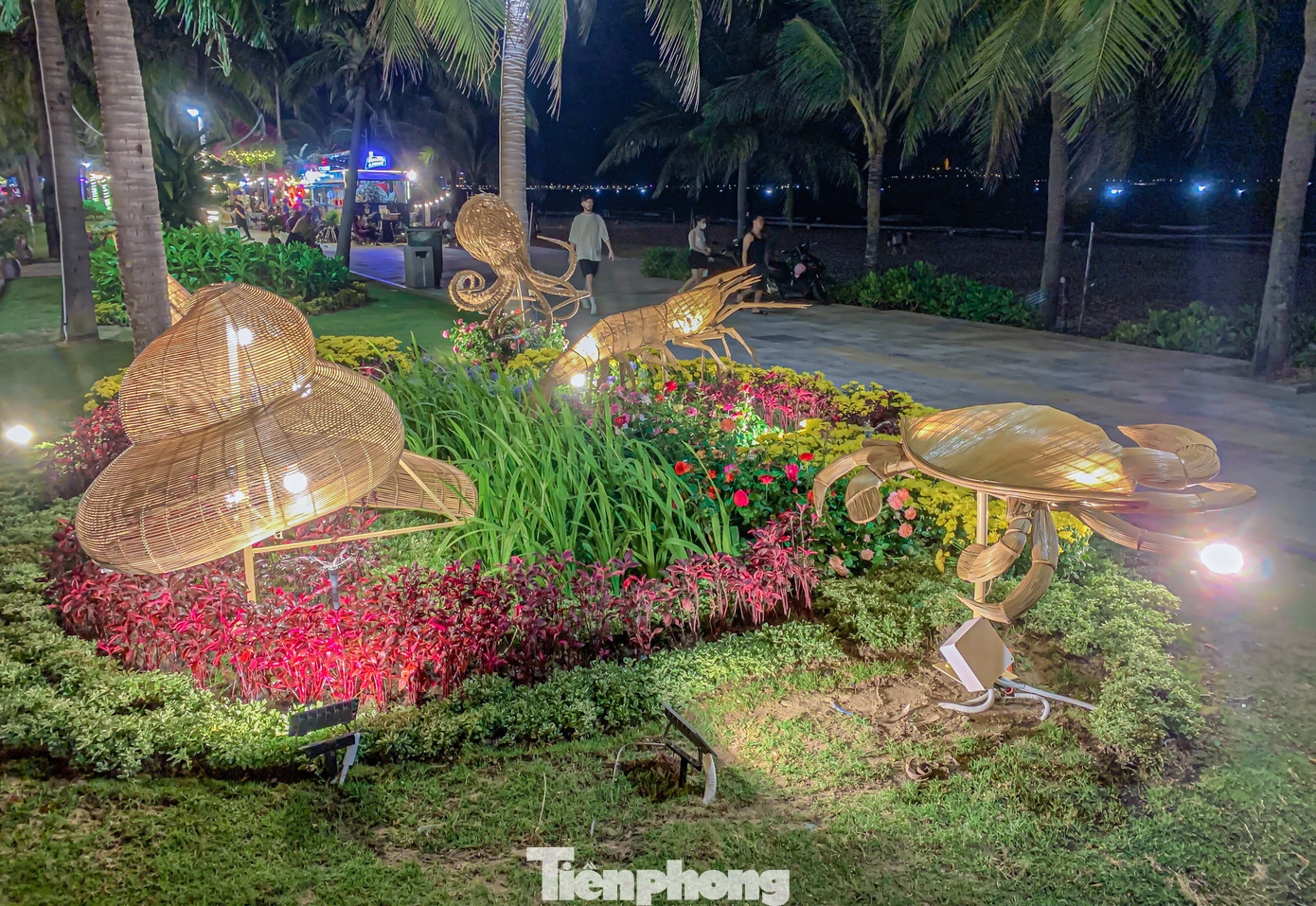 Các mô hình trang trí được thiết kế từ mây tre độc đáo, lạ mắt.