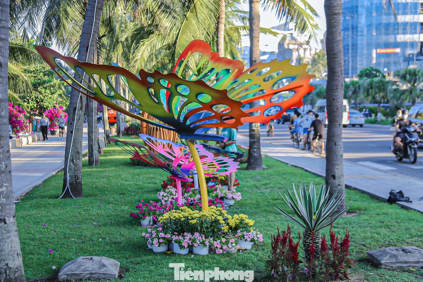 Đường hoa trưng bày các tác phẩm nghệ thuật, cụm trang trí hoa lấy cảm hứng từ các loài hoa rực rỡ sắc màu nhiệt đới được bố trí theo nghệ thuật sắp đặt và hiệu ứng điện chiếu sáng.