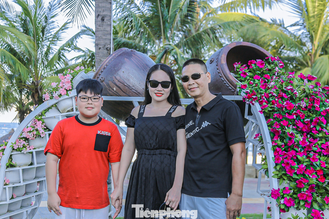 Anh Nguyễn Văn Long, du khách đến từ Hà Nội, cho biết đây là lần thứ hai anh đến với Đà Nẵng và rất thích không khí trong lành ở đây. "Tôi thích nhất khi đến Đà Nẵng là đi dạo và tắm biển vào mỗi buổi chiều, các bãi biển ở đây rất đẹp. Lần này vào có thêm đường hoa được trang trí cạnh bãi biển khác lạ và đẹp mắt. Gia đình tôi đã chụp nhiều ảnh để làm kỷ niệm trước khi kết thúc chuyến du lịch hè này", anh Long chia sẻ.