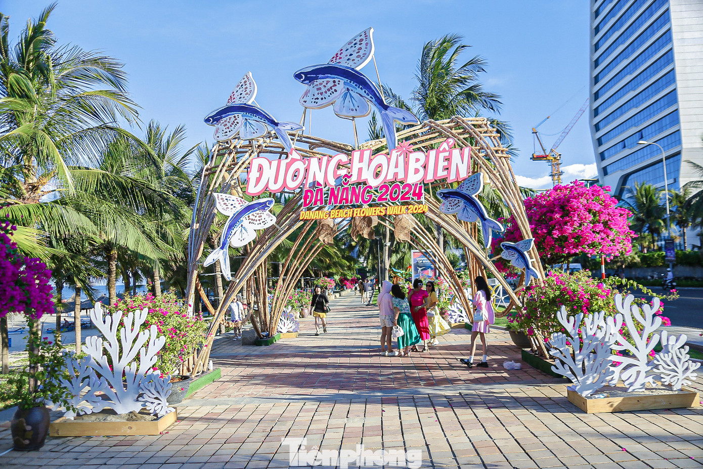Đường hoa biển Đà Nẵng (Danang Beach - Flowers walk) có 13 cụm trang trí, trải dài gần 2 km trên đường Võ Nguyên Giáp, quận Sơn Trà, đoạn từ nút giao cuối đường Võ Nguyên Giáp đến bãi tắm Sao Biển.