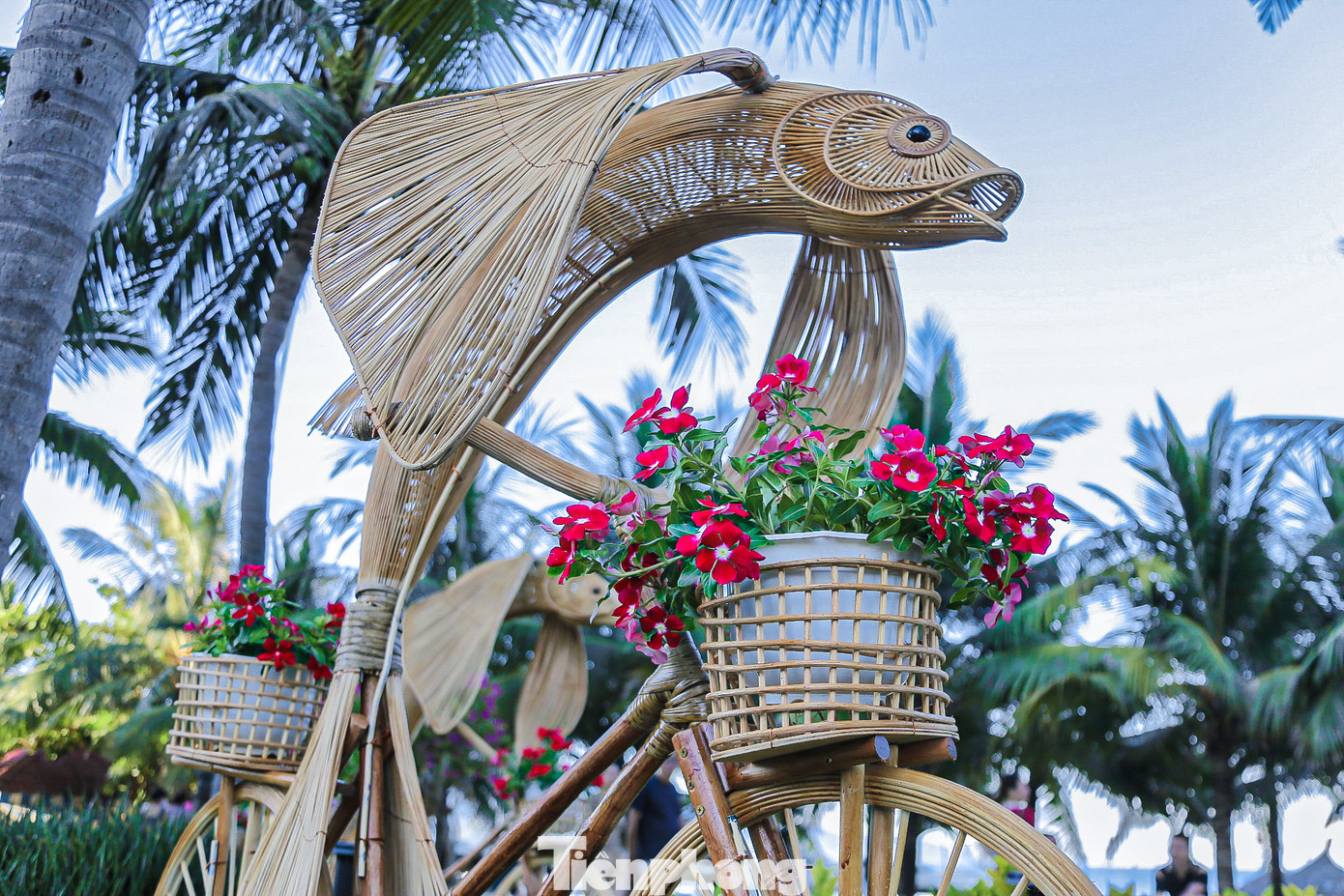 Các mô hình trang trí được thiết kế từ mây tre độc đáo, lạ mắt.