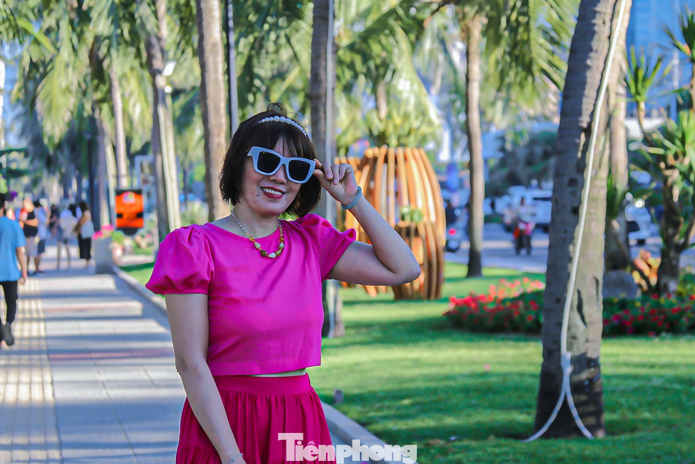 Chị Nguyễn Sông Ngân, trú quận Cẩm Lệ biết đến đường hoa ven biển nhờ các trang mạng xã hội nên đã rủ các chị em cùng đi tham quan, chụp hình. Chị tự hào vì Đà Nẵng càng ngày càng phát triển và đổi mới.