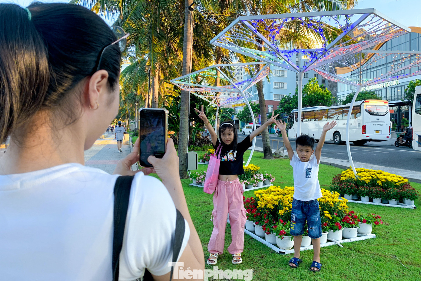 Các em nhỏ thích thú khi được chụp hình.