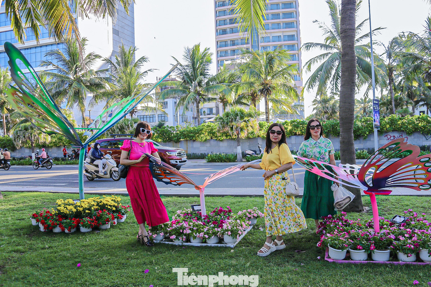 Nhiều du khách thích thú đi dạo trên đường hoa ven biển, cùng nhau tạo dáng, chụp hình.