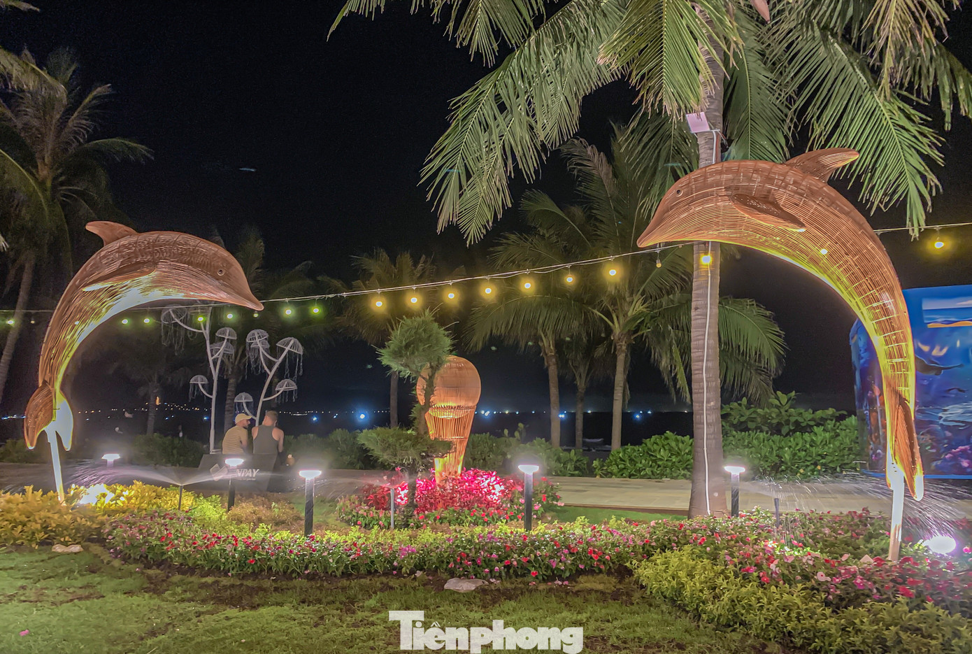 Các mô hình trang trí được thiết kế từ mây tre độc đáo, lạ mắt.