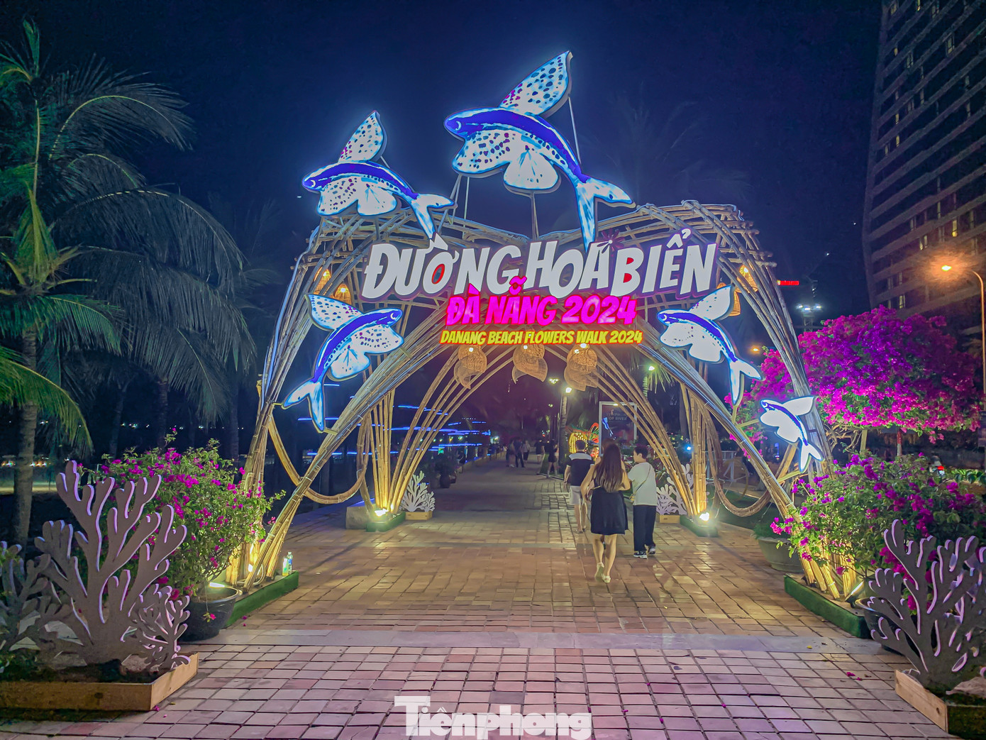 Ông Nguyễn Đức Vũ, Trưởng Ban quản lý bán đảo Sơn Trà và các bãi biển Đà Nẵng cho biết đường hoa biển Đà Nẵng 2024 làm cho không gian biển Đà Nẵng có thêm nhiều sắc màu. Với các cụm mô hình trang trí hoa lá màu được lấy cảm hứng từ sinh vật biển và các loài hoa miền nhiệt đới, được bố trí theo nghệ thuật sắp đặt và hiệu ứng điện chiếu sáng dọc tuyến đường biển, đây sẽ tạo nên những điểm nhấn đẹp, độc đáo, đáp ứng nhu cầu vui chơi giải trí, check-in ngày càng tăng của du khách.