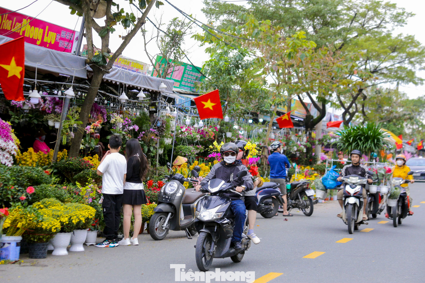 Thời tiết trong sáng 18/1 nắng đẹp, nhiều người dân đổ về các chợ hoa xuân ở Đà Nẵng để mua hoa trang trí nhà cửa. Thời tiết trong sáng 18/1 nắng đẹp, nhiều người dân đổ về các chợ hoa xuân ở Đà Nẵng để mua hoa trang trí nhà cửa.