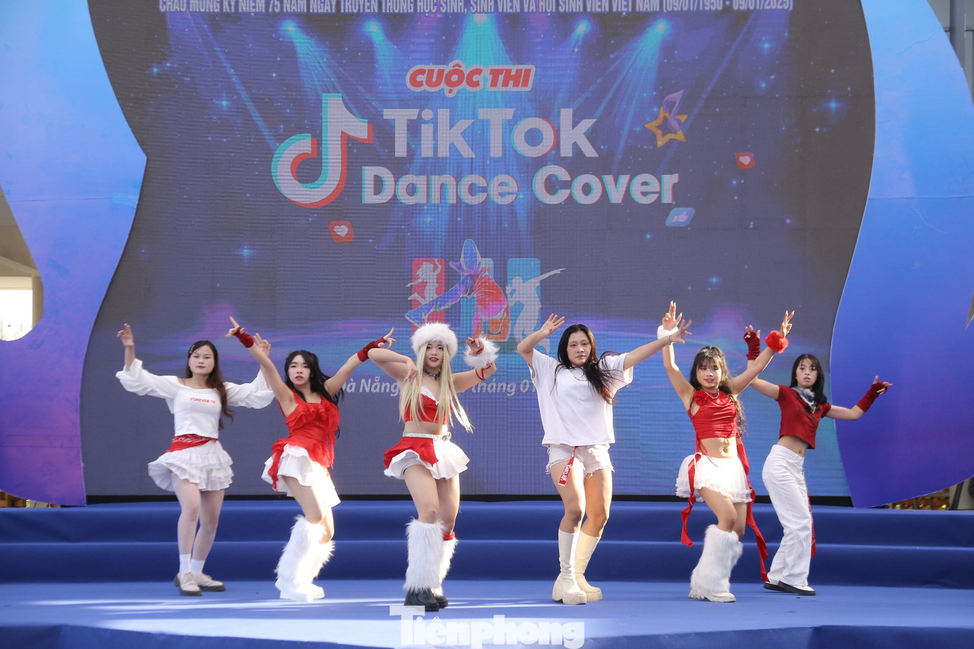 Những màn vũ điệu sôi động khiến các bạn sinh viên hào hứng, thích thú. Những màn vũ điệu sôi động khiến các bạn sinh viên hào hứng, thích thú.