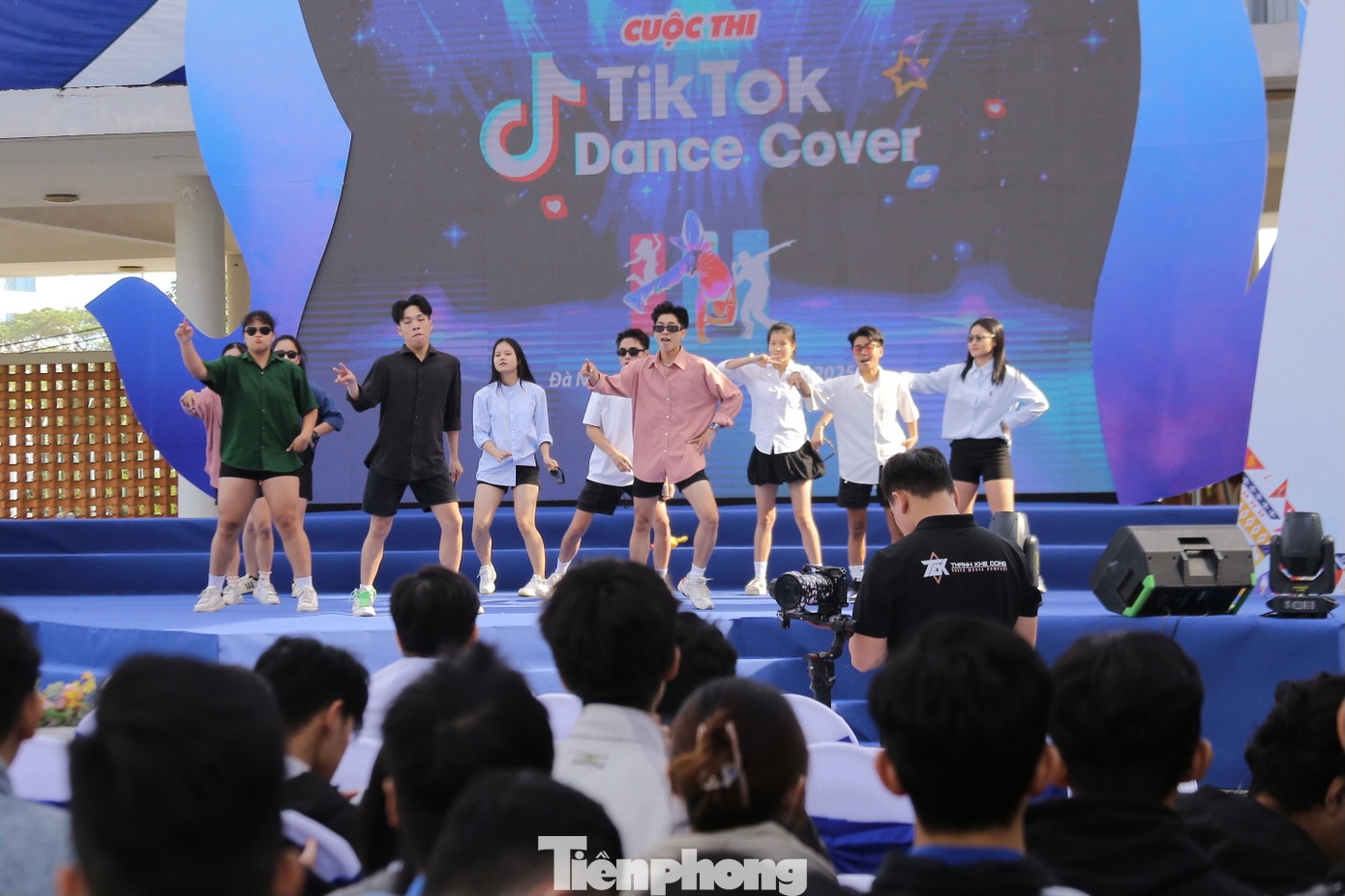 Những màn vũ điệu sôi động khiến các bạn sinh viên hào hứng, thích thú. Những màn vũ điệu sôi động khiến các bạn sinh viên hào hứng, thích thú.