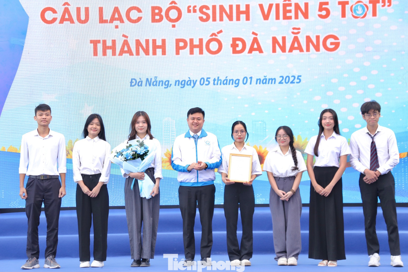 Anh Lê Công Hùng - Bí thư Thành Đoàn, Chủ tịch Hội sinh viên Việt Nam TP. Đà Nẵng cho biết: Chương trình là dịp để các bạn sinh viên, hội viên giao lưu, chia sẻ kinh nghiệm, học hỏi từ nhau và cùng nhau xây dựng một cộng đồng sinh viên năng động và sáng tạo. Anh Lê Công Hùng - Bí thư Thành Đoàn, Chủ tịch Hội sinh viên Việt Nam TP. Đà Nẵng cho biết: Chương trình là dịp để các bạn sinh viên, hội viên giao lưu, chia sẻ kinh nghiệm, học hỏi từ nhau và cùng nhau xây dựng một cộng đồng sinh viên năng động và sáng tạo.